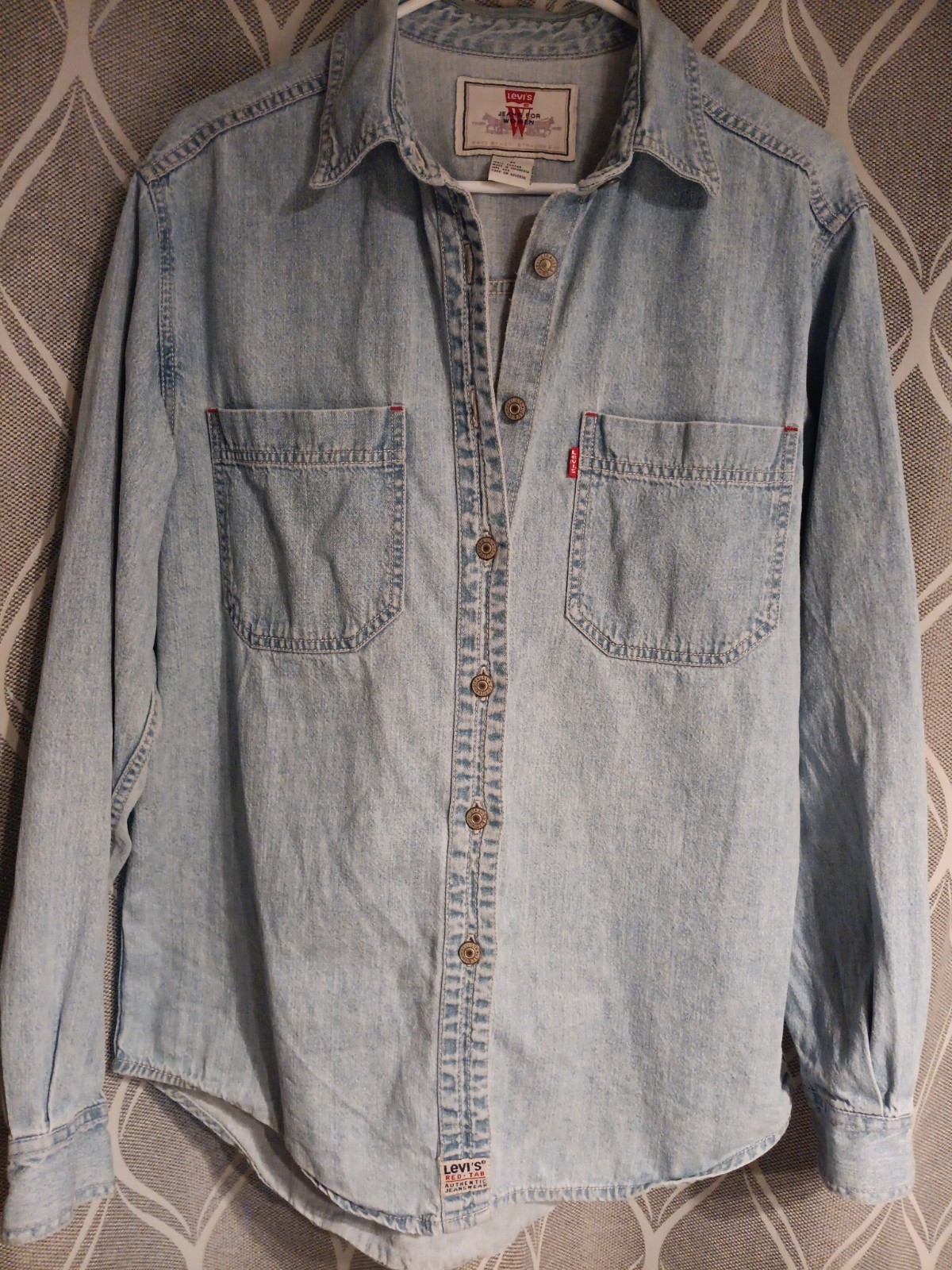 Women’s Vintage Levi’s Red Tab Light Wash Denim Button Up Shirt Size Medium EUC