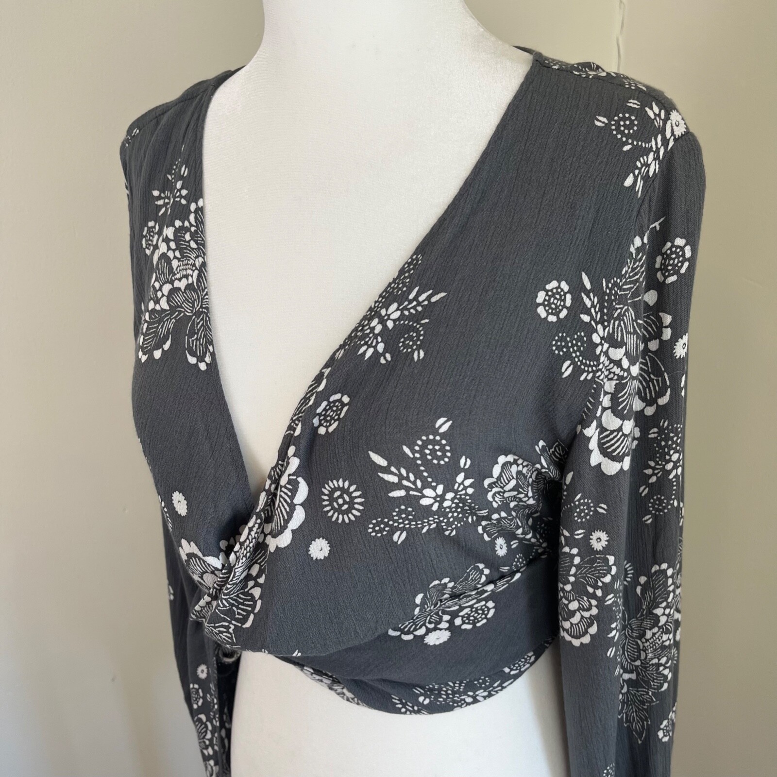 Steele Australia Floral Wrap Tie Sweater Cropped Top XS Gray Rayon Boho Y2K
