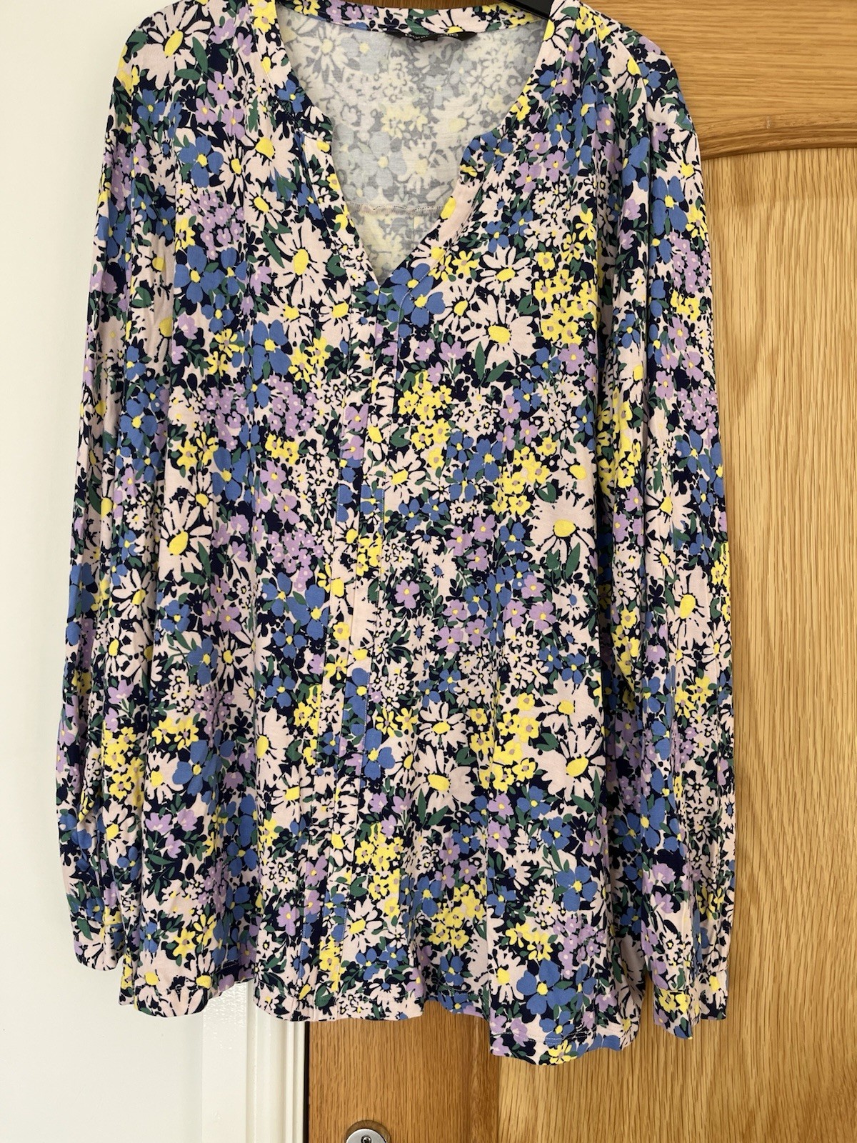 LADIES VERY PRETTY LONG SLEEVE SUMMER FLORAL TOP SIZE 22 LOVELY COLOURS BNWOT.