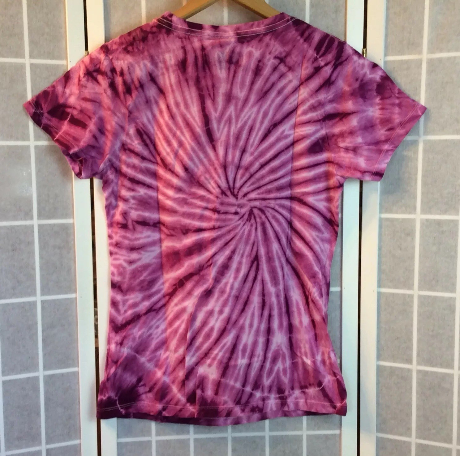 LISA FRANK WOMEN’S BEAR/CANDY/LOLLIPOP PINK TIE-DYE TEE/TOP – SIZE LARGE JUNIOR