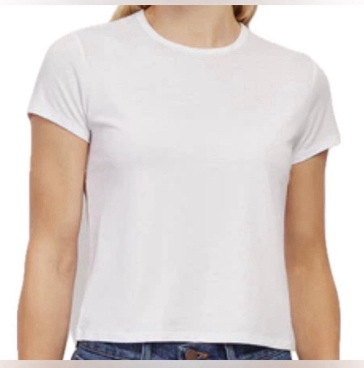 live in the moment Women’s M Regular White Solid Round Neck Short Sleeve T-Shirt