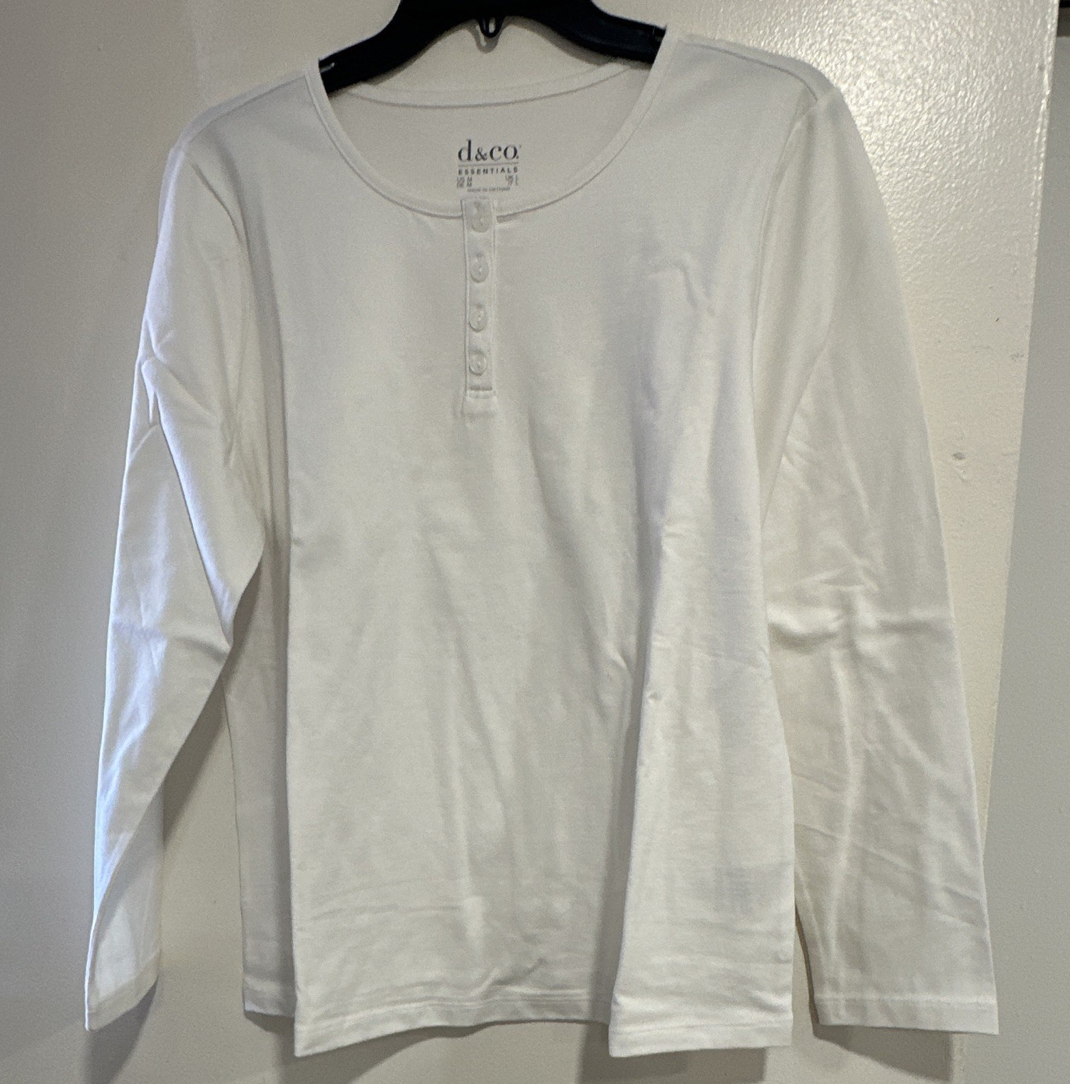 d&co. essentials Women’s White Solid Long Sleeve Round Neck Henley Button Tee M