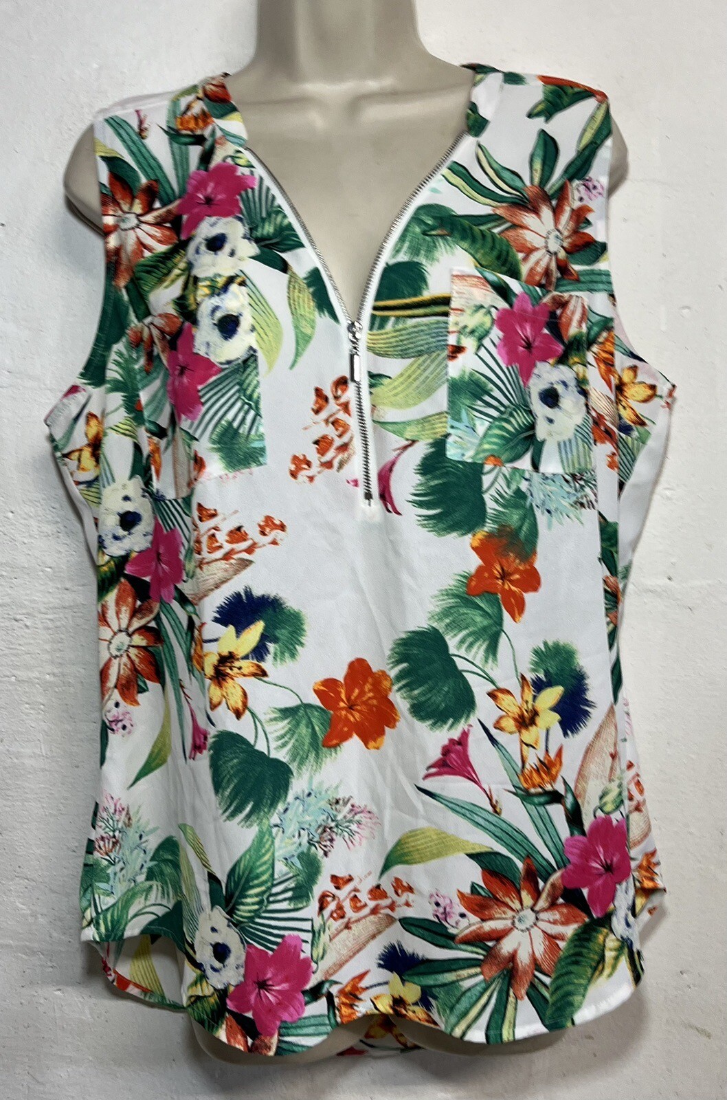 New York Company Soho Large Sleeveless Blouse White Green Floral Zipper V-Neck