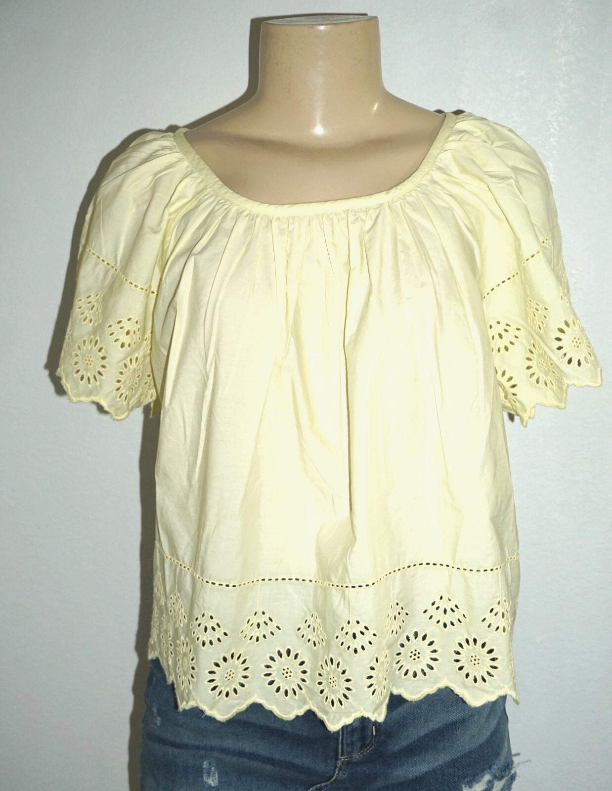 NWT GAP WOMENS YELLOW EYELET SHORT FLUTTER SLEEVE SLIGHTLY CROPPED BLOUSE SIZE M