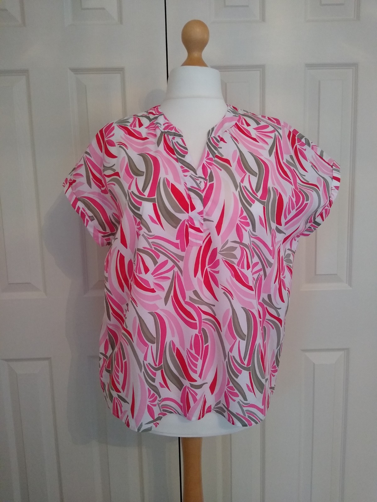 Olsen ladies summer top size 16. Pretty pull on top with a dipped hem.