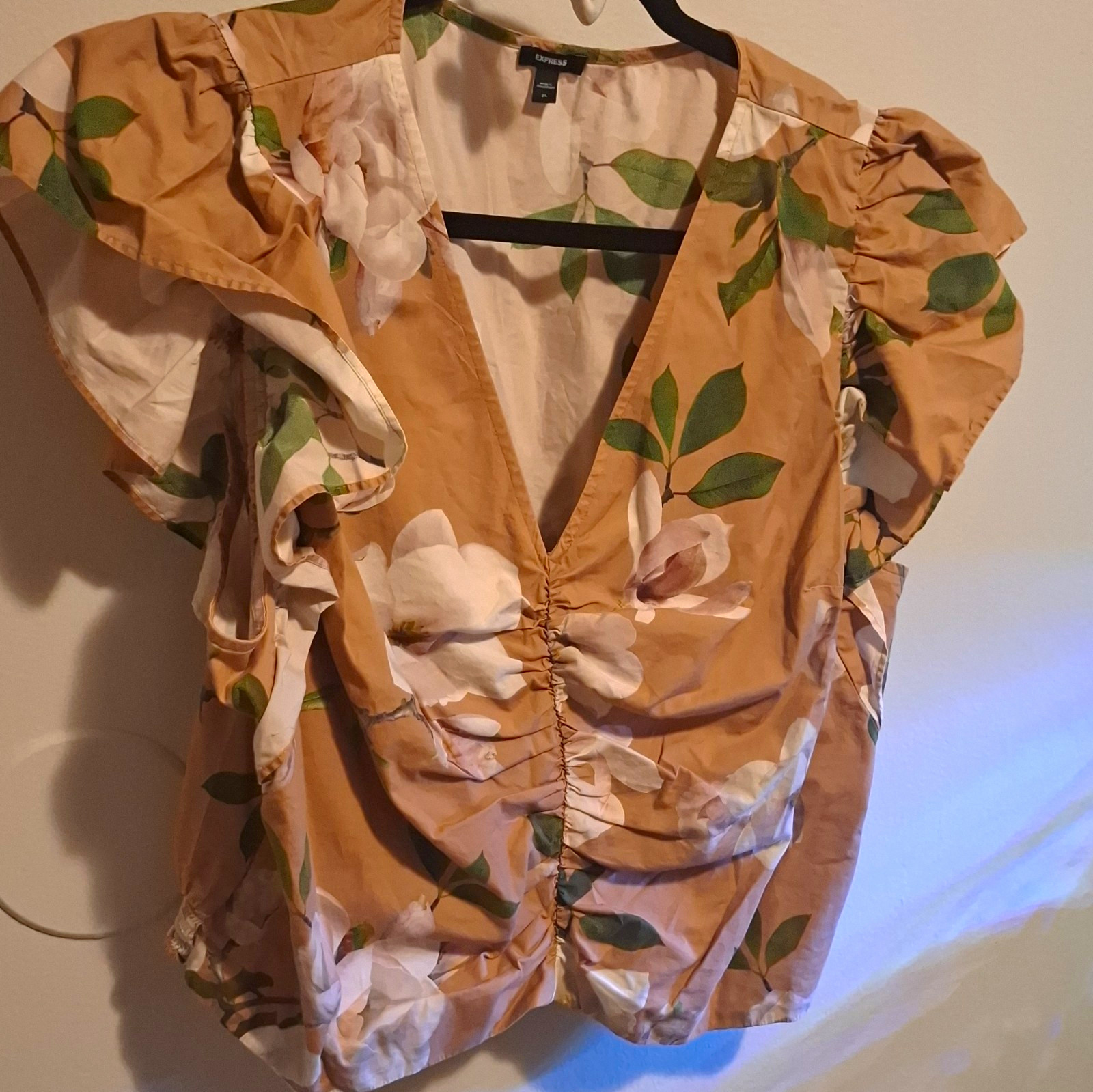 Express Women’s XL Tan Floral Woven V-Neck Flutter Sleeve Ruched Ruffle Blouse