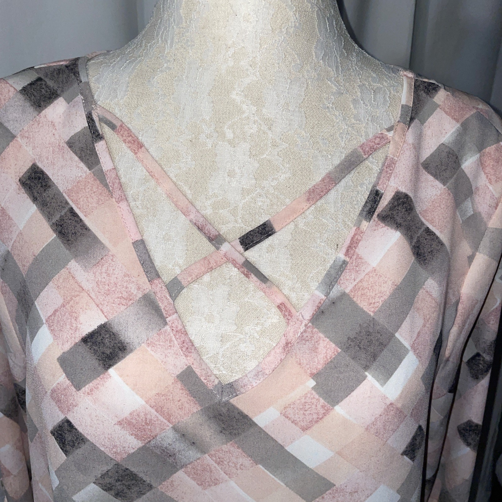 Signature I Studio Women’s Size Medium Blouse Black Peach Pink Geometric Print