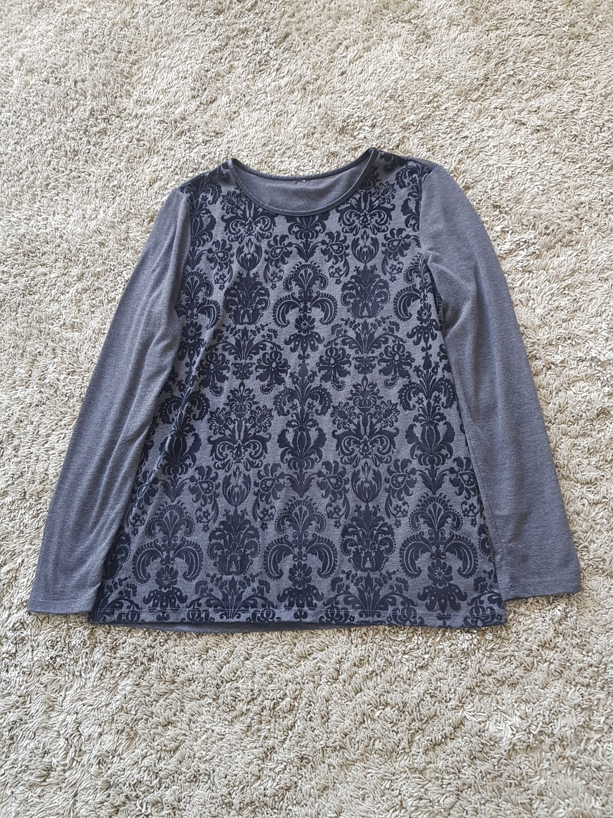 Long Sleeve Top Women’s Gray EUC Damask Print