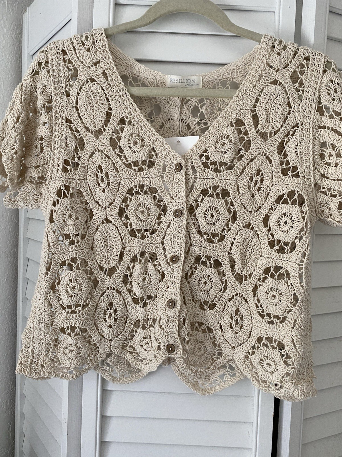 Rebellion Women’s “Crochet V-Neck Button-Front Top” Size Small Cream NWT
