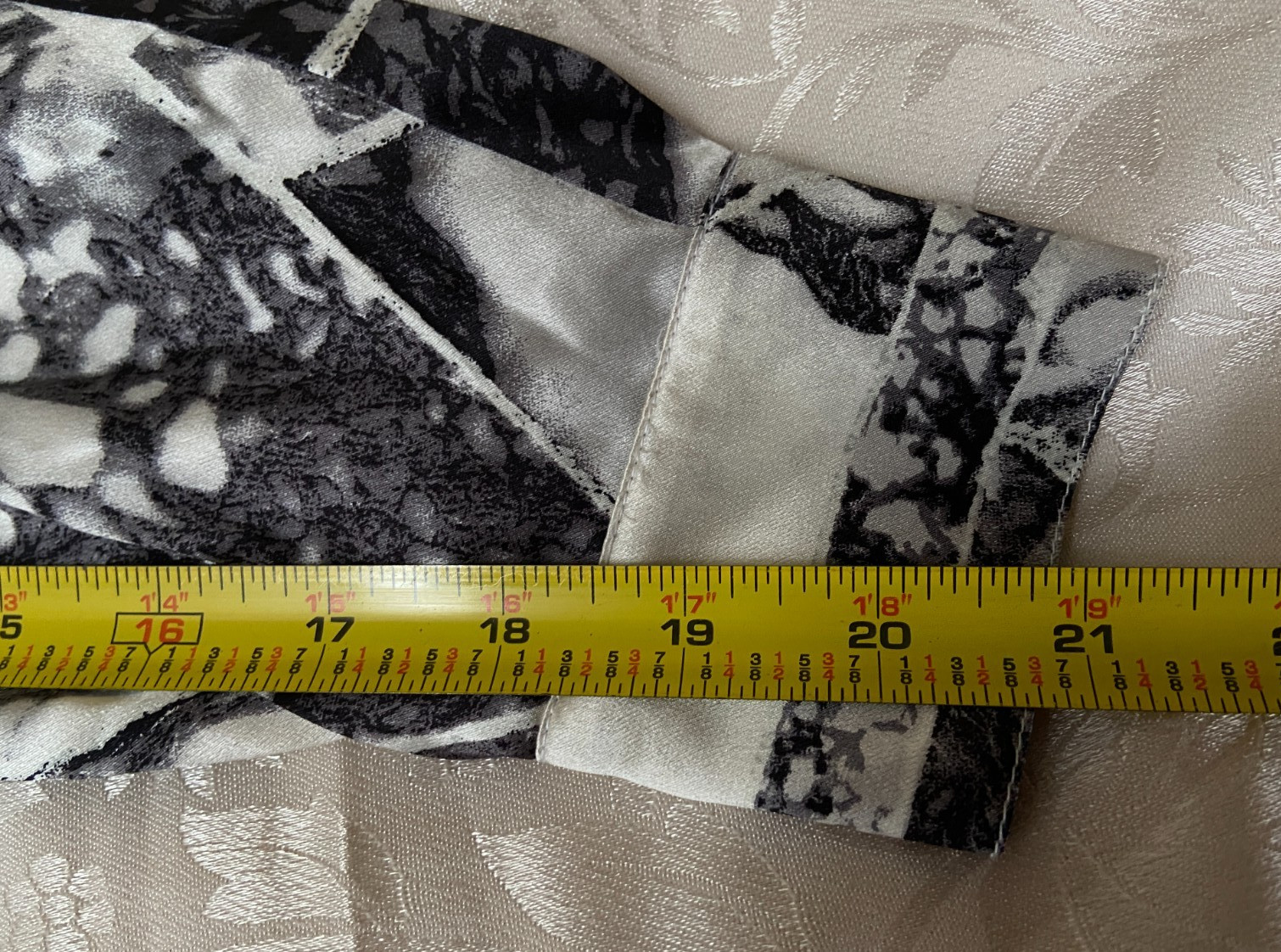 ESCADA VINTAGE SILK BLOUSE IN WHITE GRAY MARBLE PRINT GLASS BUTTONS 36 RUNS M