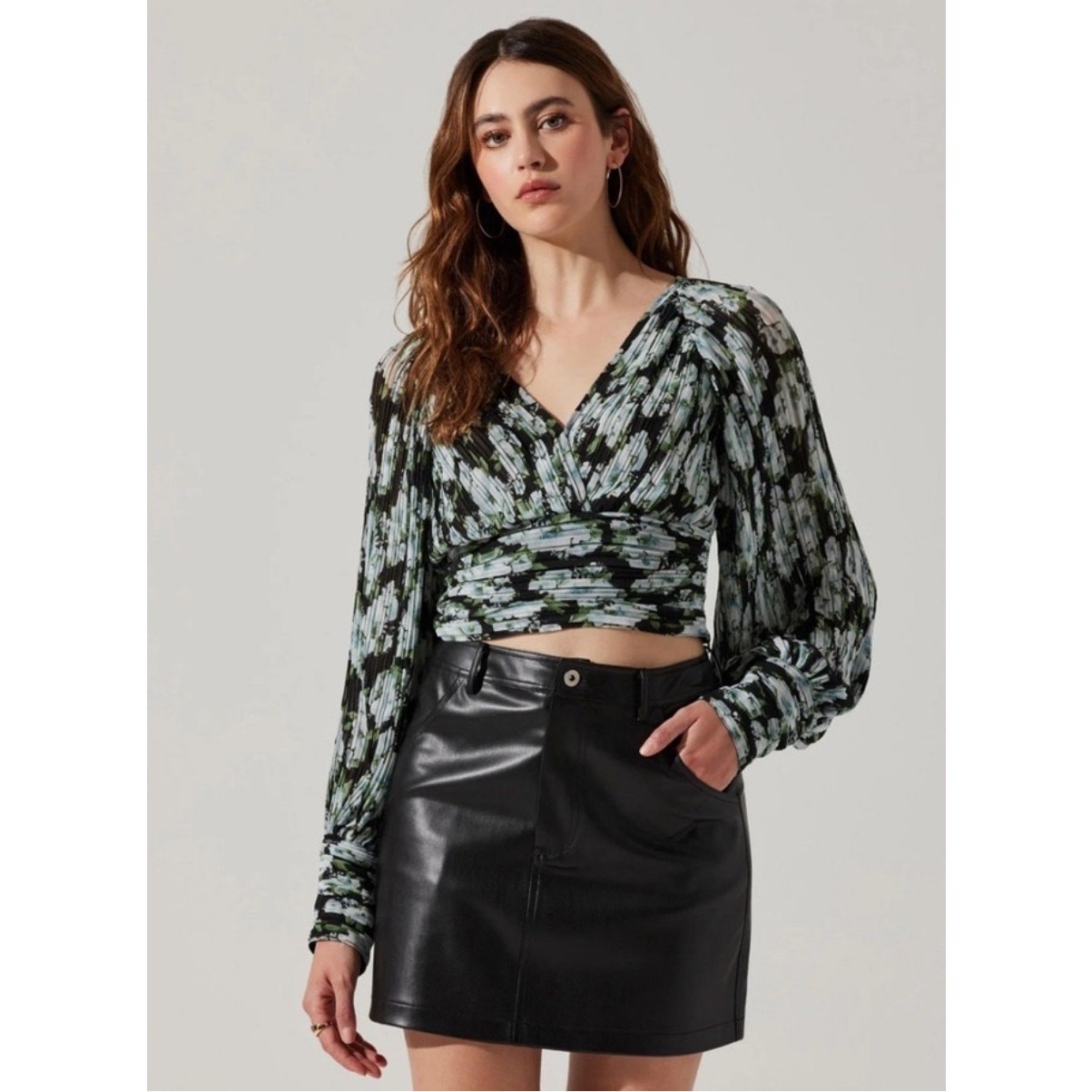ASTR Women’s Floral Faux Wrap Blouse Small V Neck Balloon Sleeve Fitted Waist
