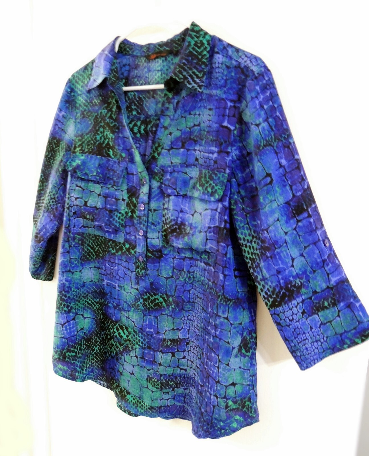 SOFIA VERGARA Multicolor Blue Blouse Size L Reptile Henley 3/4 Roll Tab Pockets