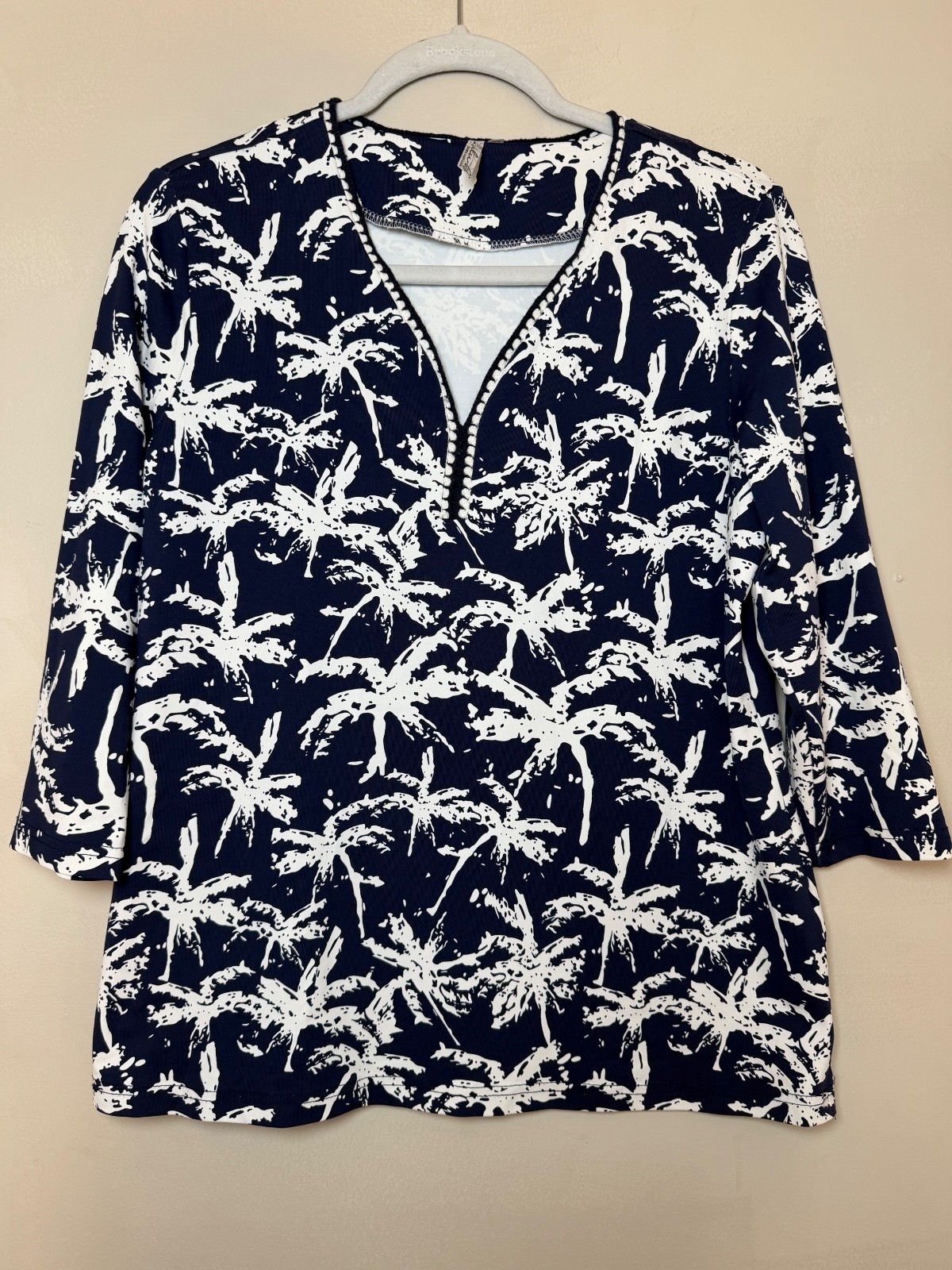 Lulu B Navy and White Palm Tree Print V-Neck Top, Size Medium