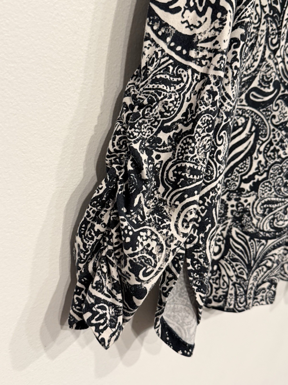Susan Graver Women’s Shirt Large White Black Rustic Paisley Ruched Sleeve Jersey