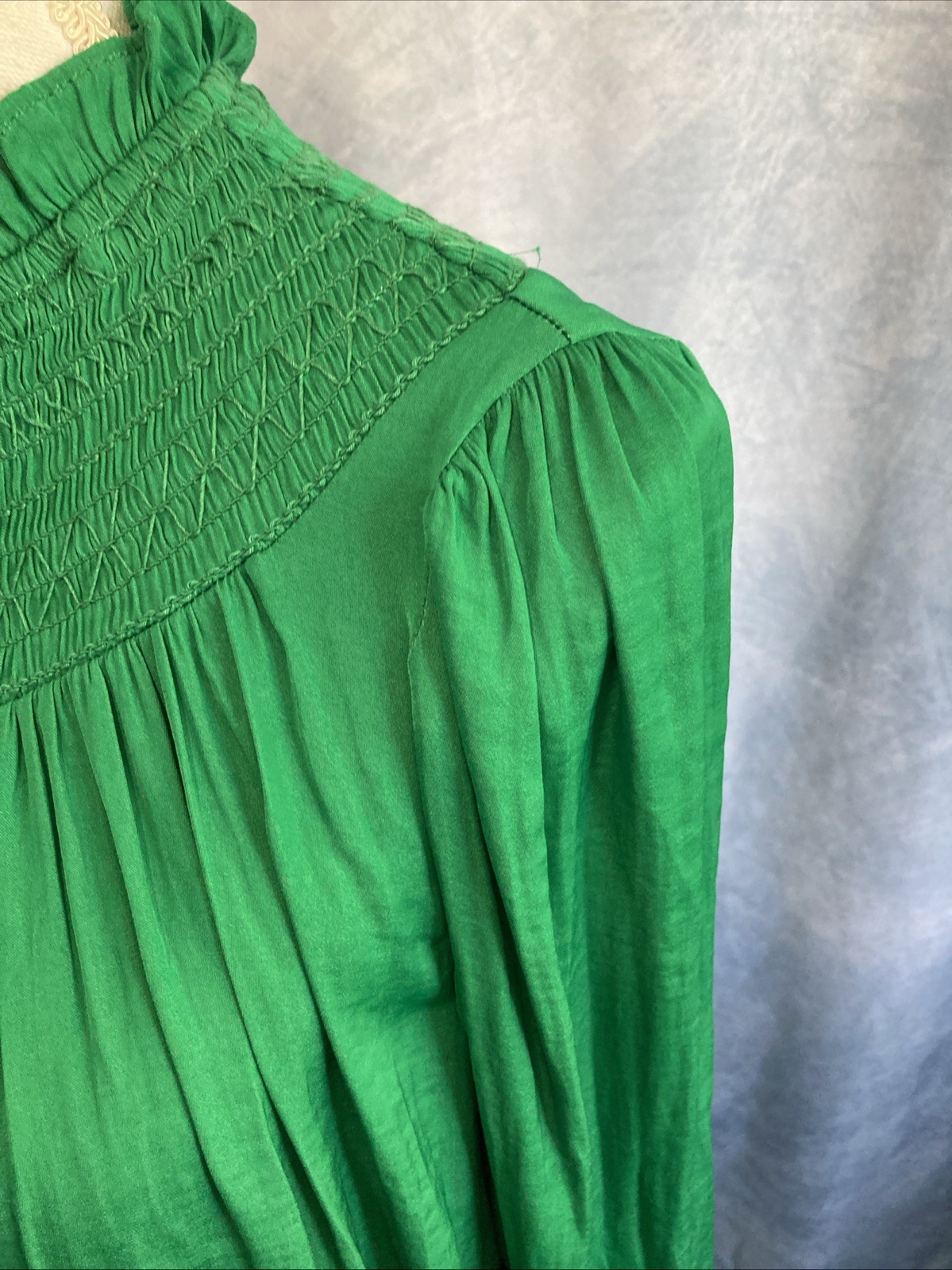 NWT Gibson & Latimer Emerald Green Smocked Blouse Top G1225STZ Poly Silk Feel S