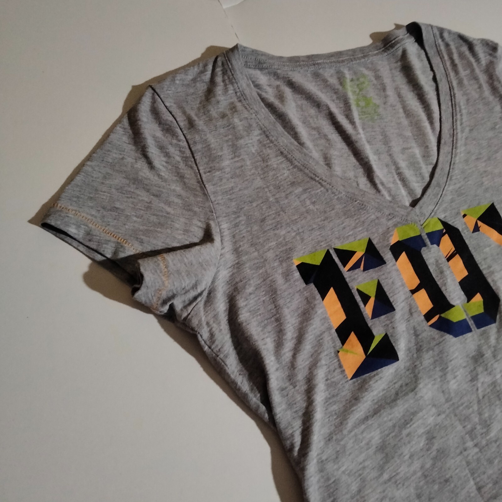 Fox Gray v-neck Short sleeve t-shirt medium women’s 30 inches wide