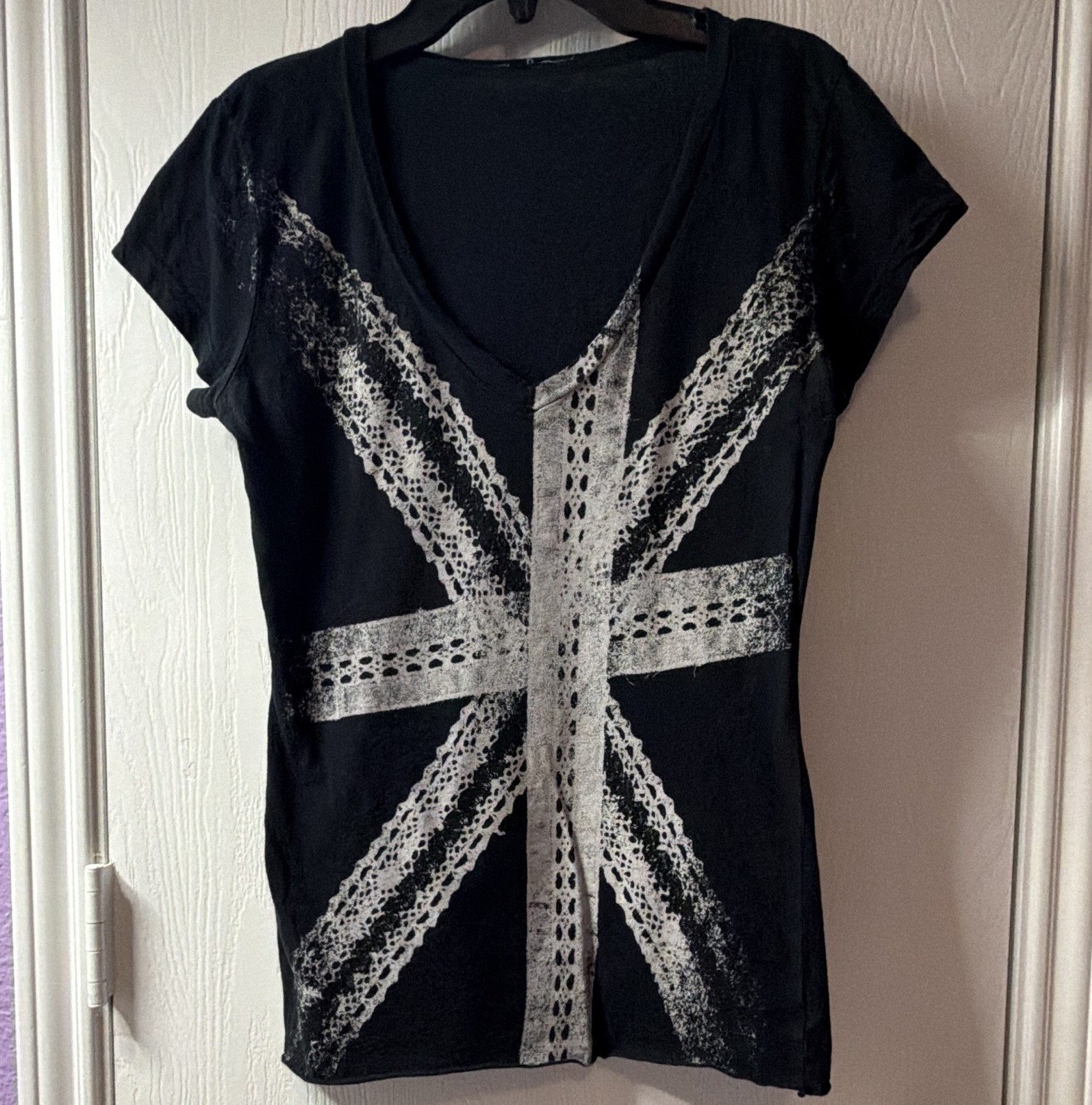 dELiA*s Black/White Union Jack Tee V-Neck Cap Sleeve Women’s S Vintage Y2K RARE!