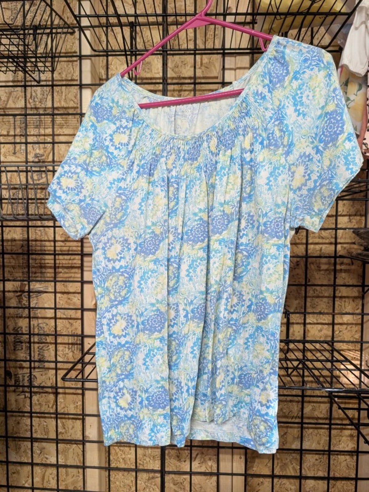 Kim Rogers Floral Smocked Top Size L – 25% Off When You Bundle 5+ Items!