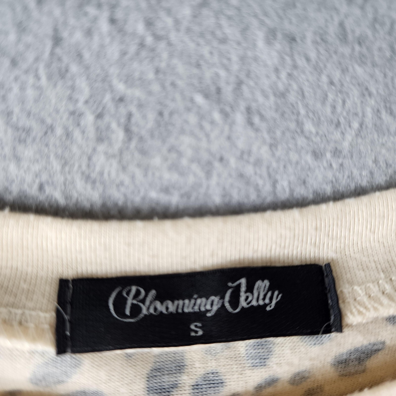 Blooming Jelly Shirt Womens S Cream Animal Print Crew Neck Short Sleeve Top