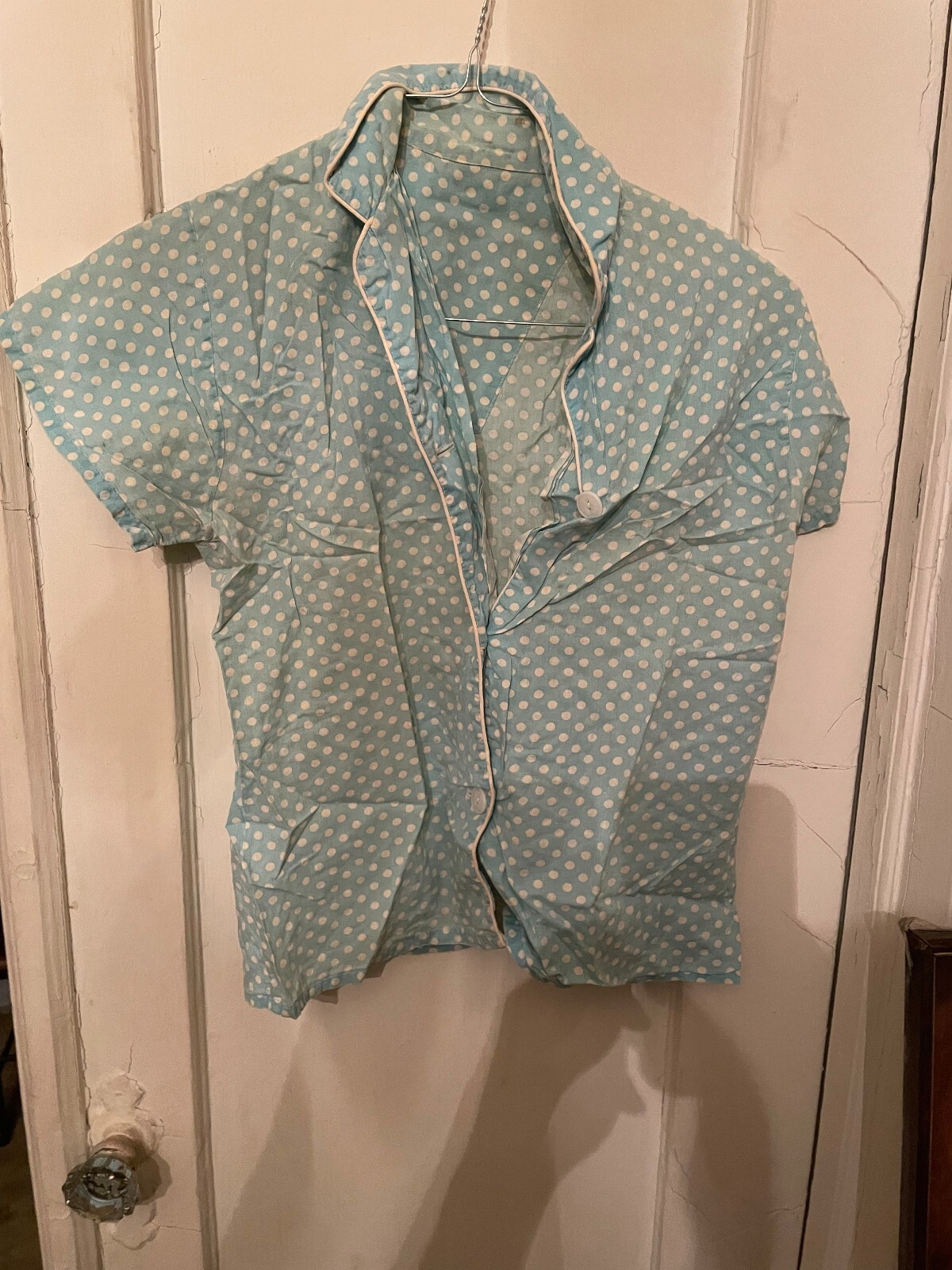 VINTAGE WOMEN’S BLUE WITH WHITE POKA DOTS BUTTON UP TOP M