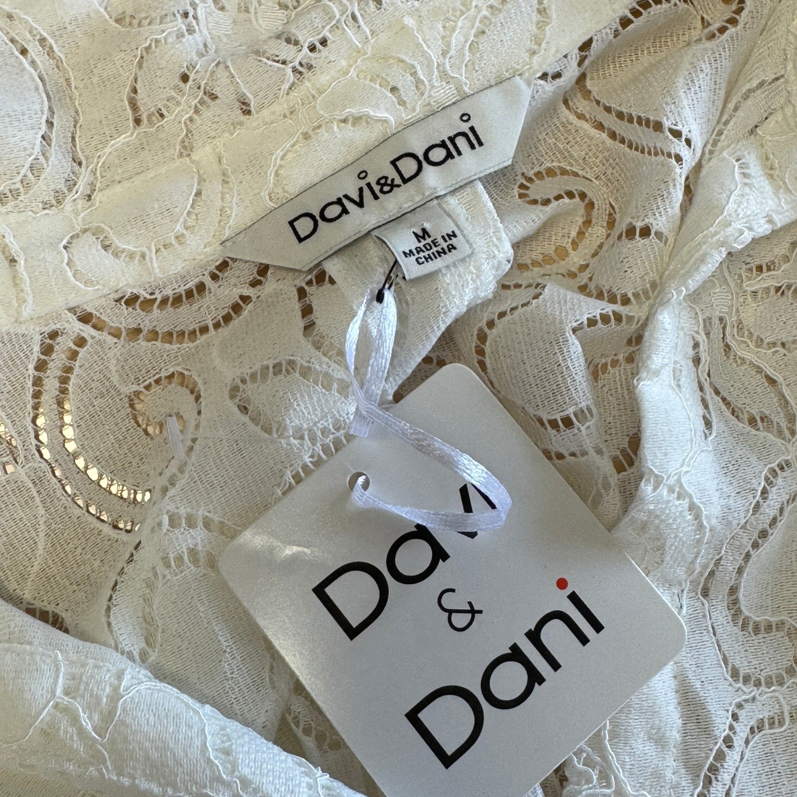 NWT Davi & Dani White Floral Lace Button Front Shirt DT20052A Size Medium