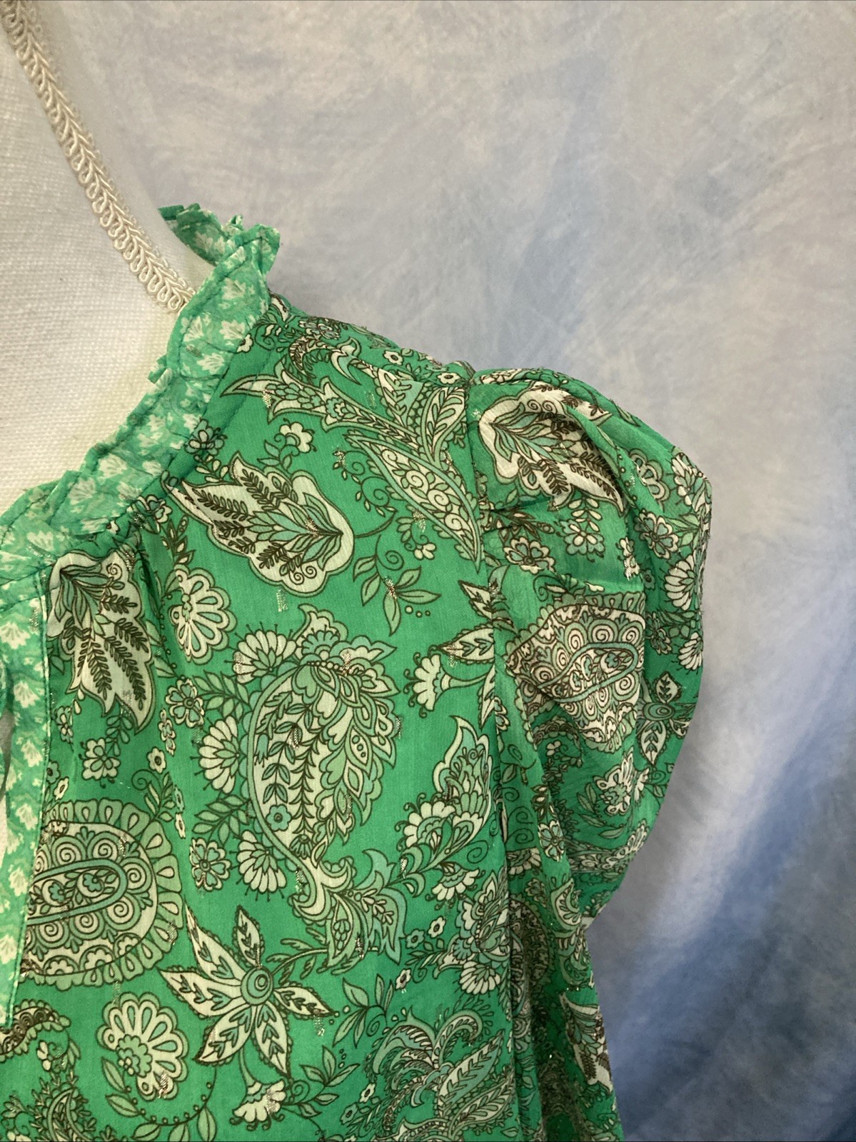 Cupcakes & Cashmere Green Paisley Ruffle Blouse Top XS EUC Puff Sleeve Tie Neck