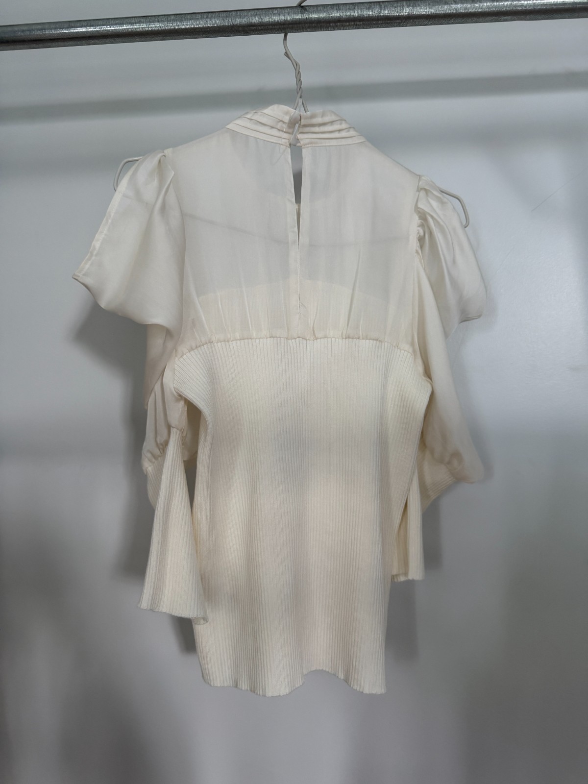SNIDEL Elegant Ivory Ribbed Knit Blouse with Sheer Yoke & Puff Sleeves