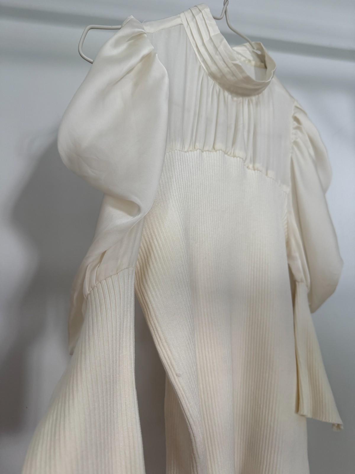 SNIDEL Elegant Ivory Ribbed Knit Blouse with Sheer Yoke & Puff Sleeves