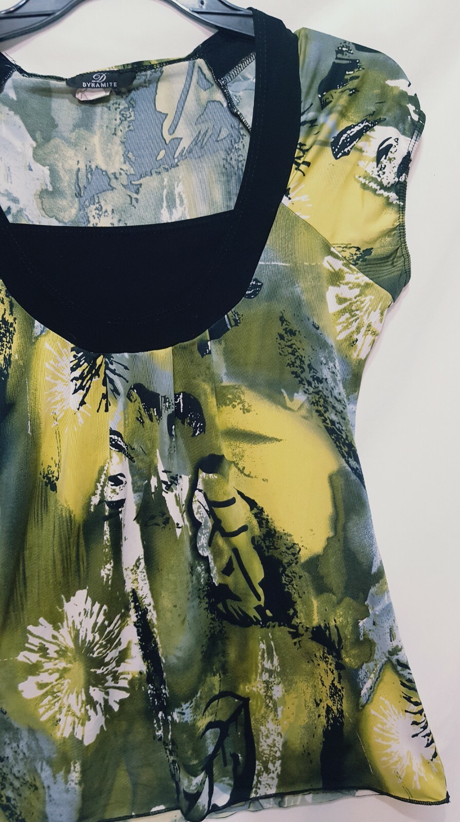 Dynamite Blouse Boho Green Floral Size Medium Leaves Cap Sleeves