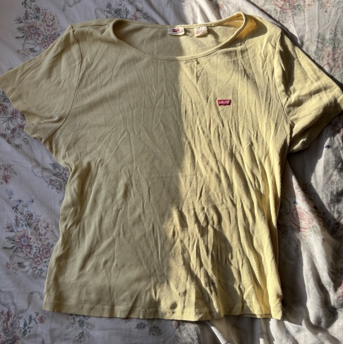 Levi’s Women’s Yellow Solid Knit Logo Scoop Neck Short Sleeve T-Shirt XL