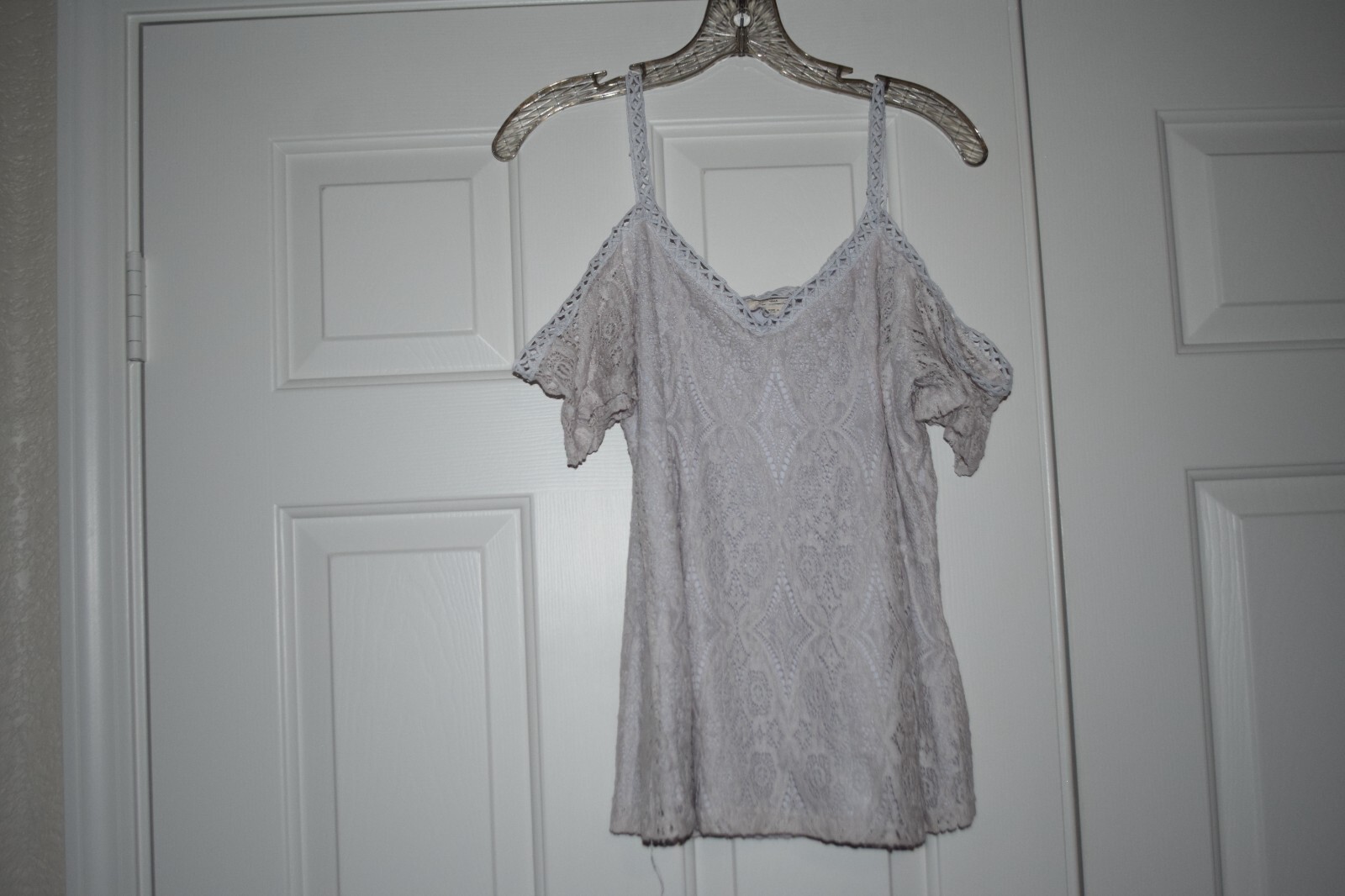 Women’s Size L No Comment NY LA Off White Lace Tank Strap Cold Shoulder Shirt