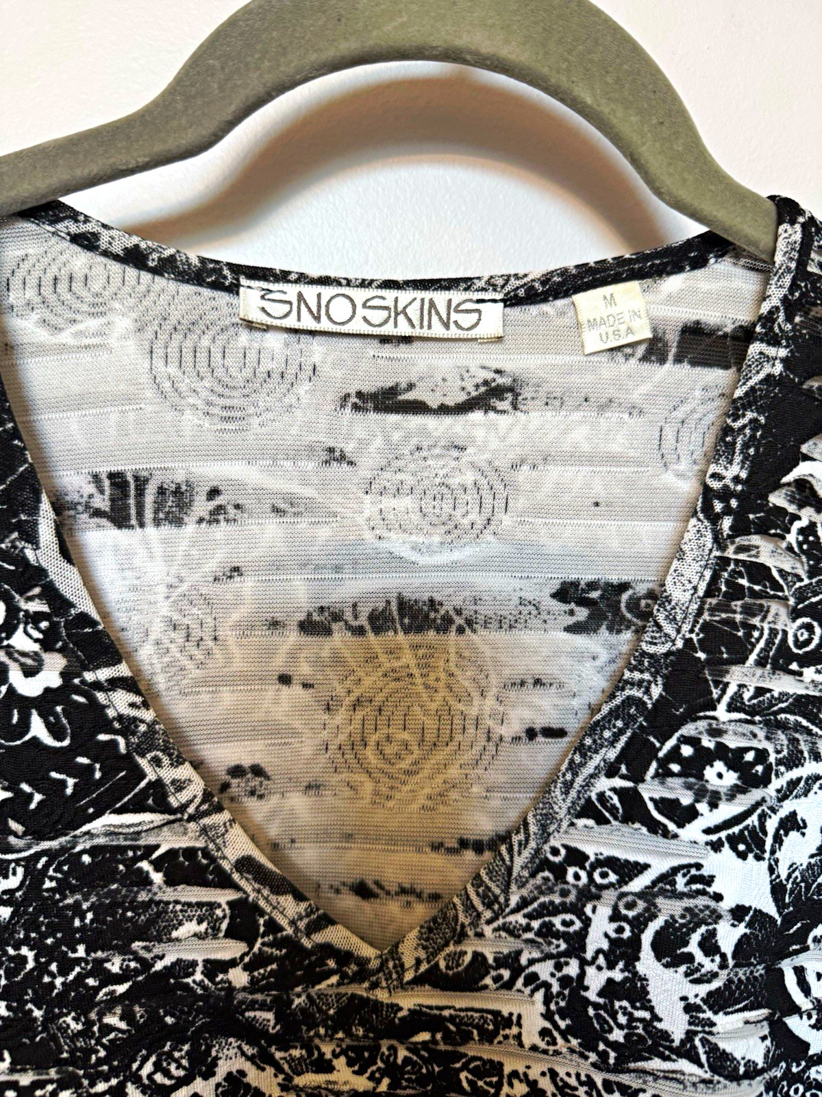 Sno Skins Women’s M Black White Abstract V-Neck Long Sleeve Pullover Blouse 3/4