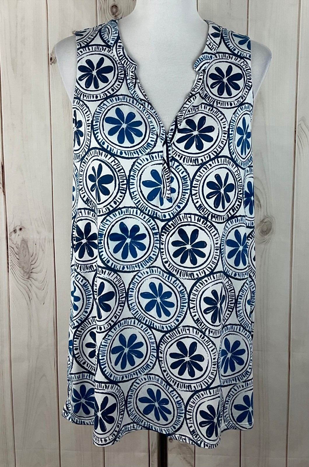 Mud Pie Top Women’s Size M Blue White V-Neck Floral Sleeveless Stretch Knit