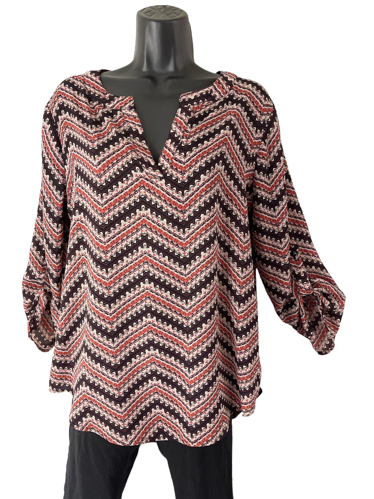 Versona Top Women M Chevron Print V Neck 3/4 Sleeve Hi Low Hem Blouse Back Pleat