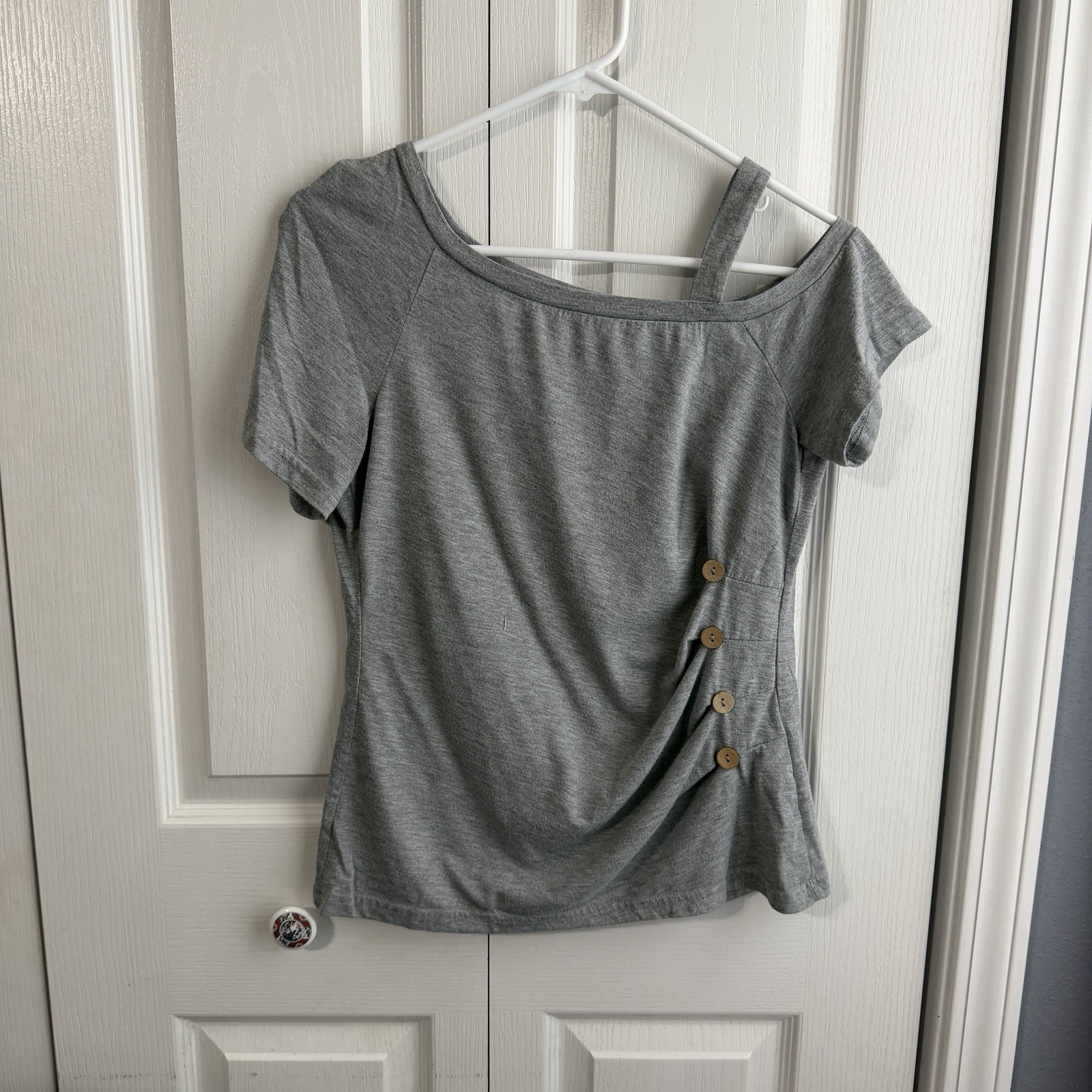 Emery Rose Gray Cold Shoulder Faux Button Sides Top Women’s Size Medium Travel