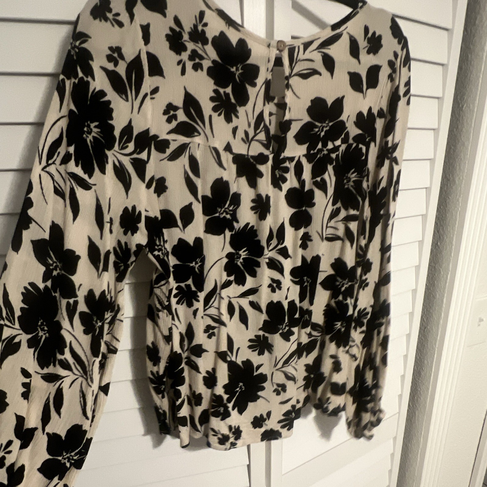 DR2 Women’s Floral Round Neck Blouse L Beige Black Long Sleeve Button