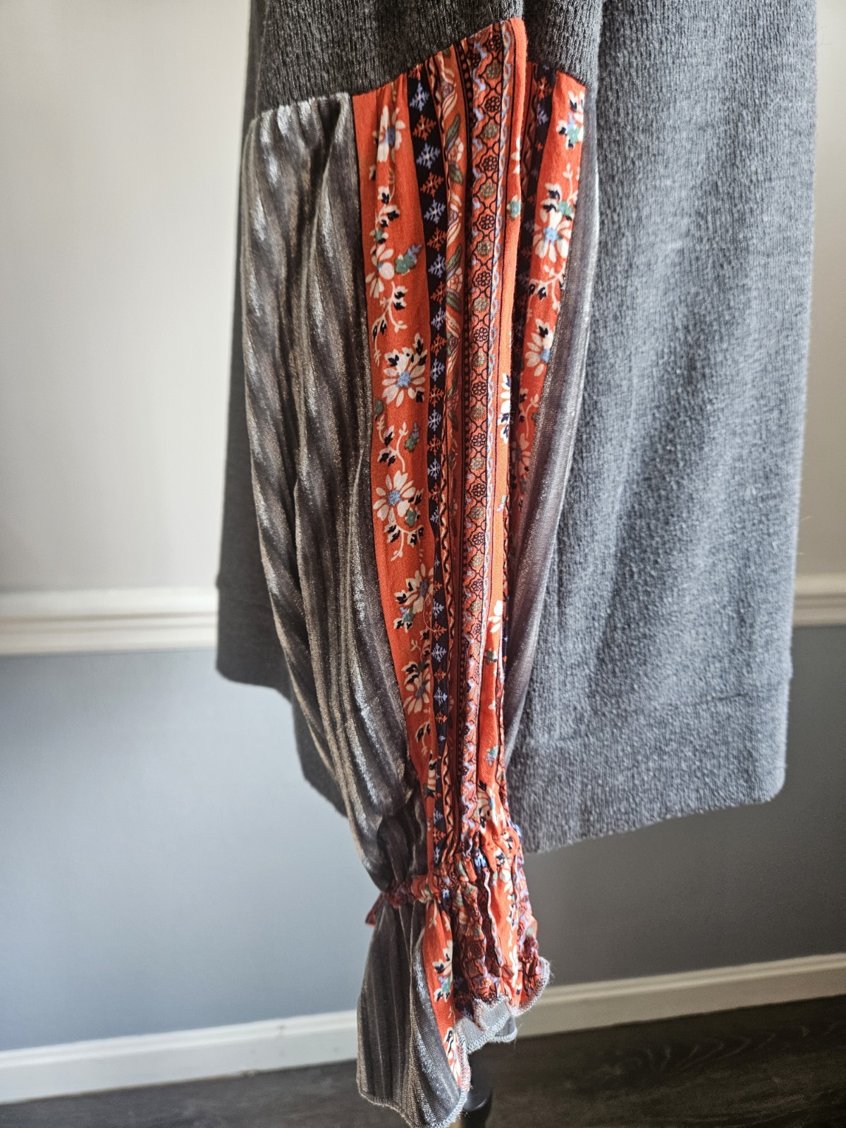 THML Boho Charcoal Gray Knit Top Crushed Velvet Bell Sleeve Floral Trim Size M
