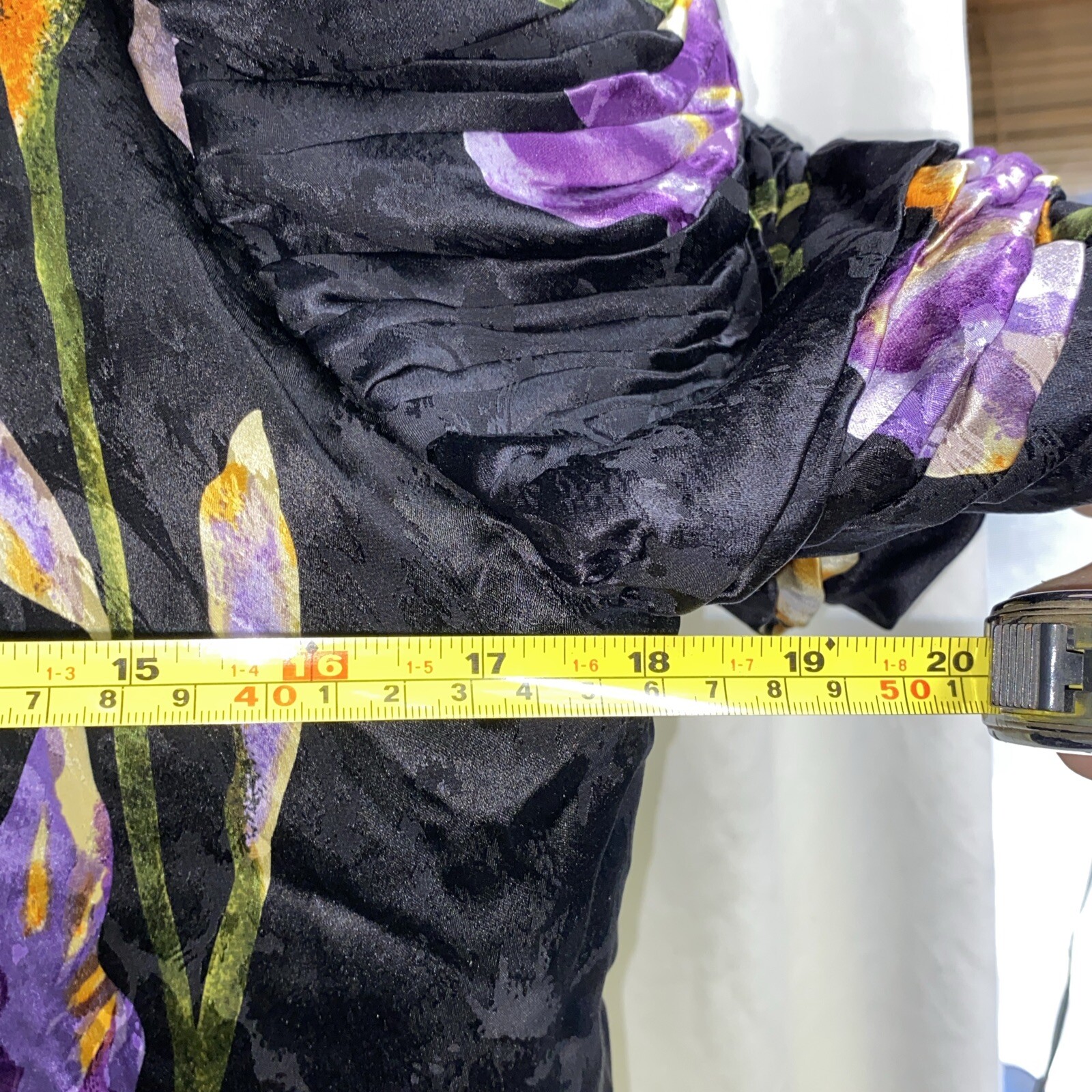 Judith Ann I. Magnin Blouse Size 10 Black Silk Pretty Floral Ruffle Sleeves