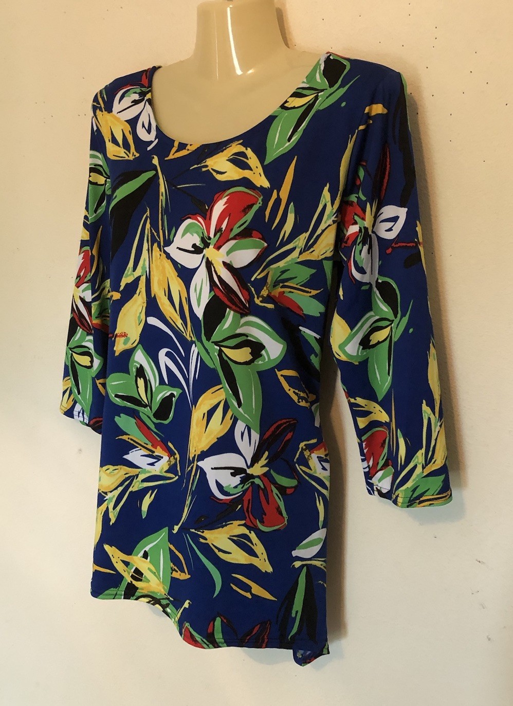 Easy Care Shark Bite Hem Tunic Top Sz Medium Blue Tropical Print Popover Blouse