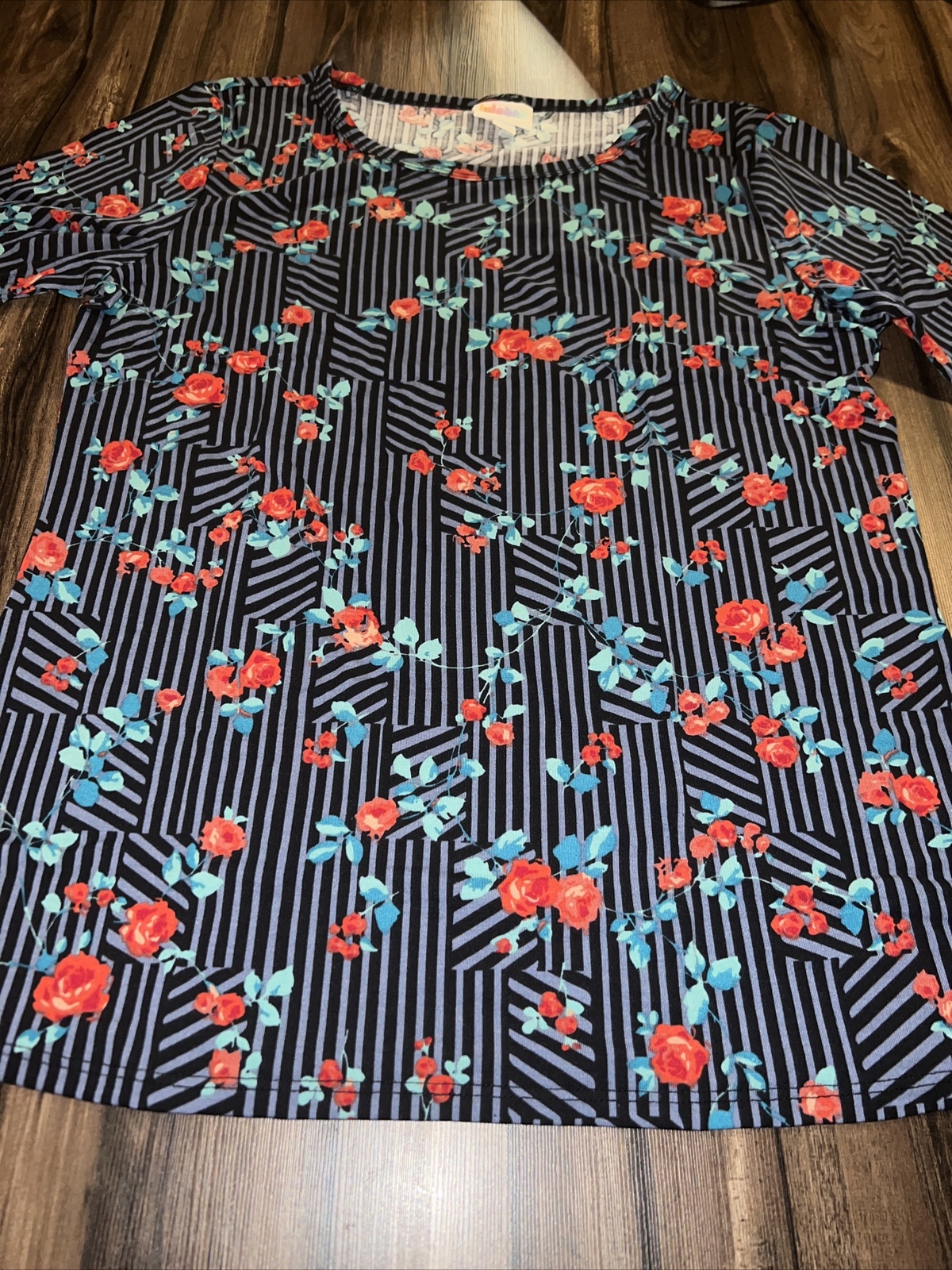 Lularoe GiGi Shirt Top Fitted Black Gray Green Red Floral Roses Large 12/14 🦄
