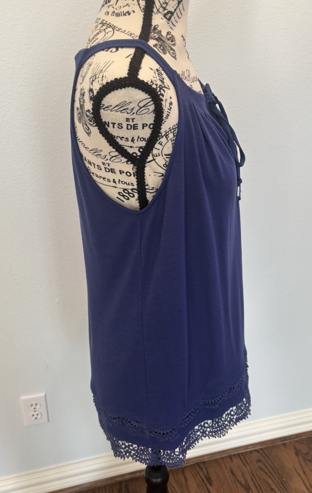 White House Black Market Women’s Blue Sleeveless Top Size (S)