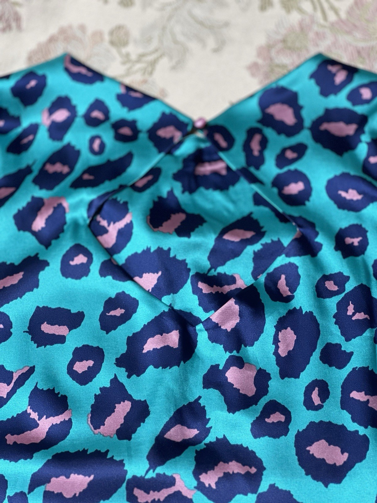 Tracy Negoshian Women’s Teal Long Sleeve Leopard Satin Blouse Size XSmall