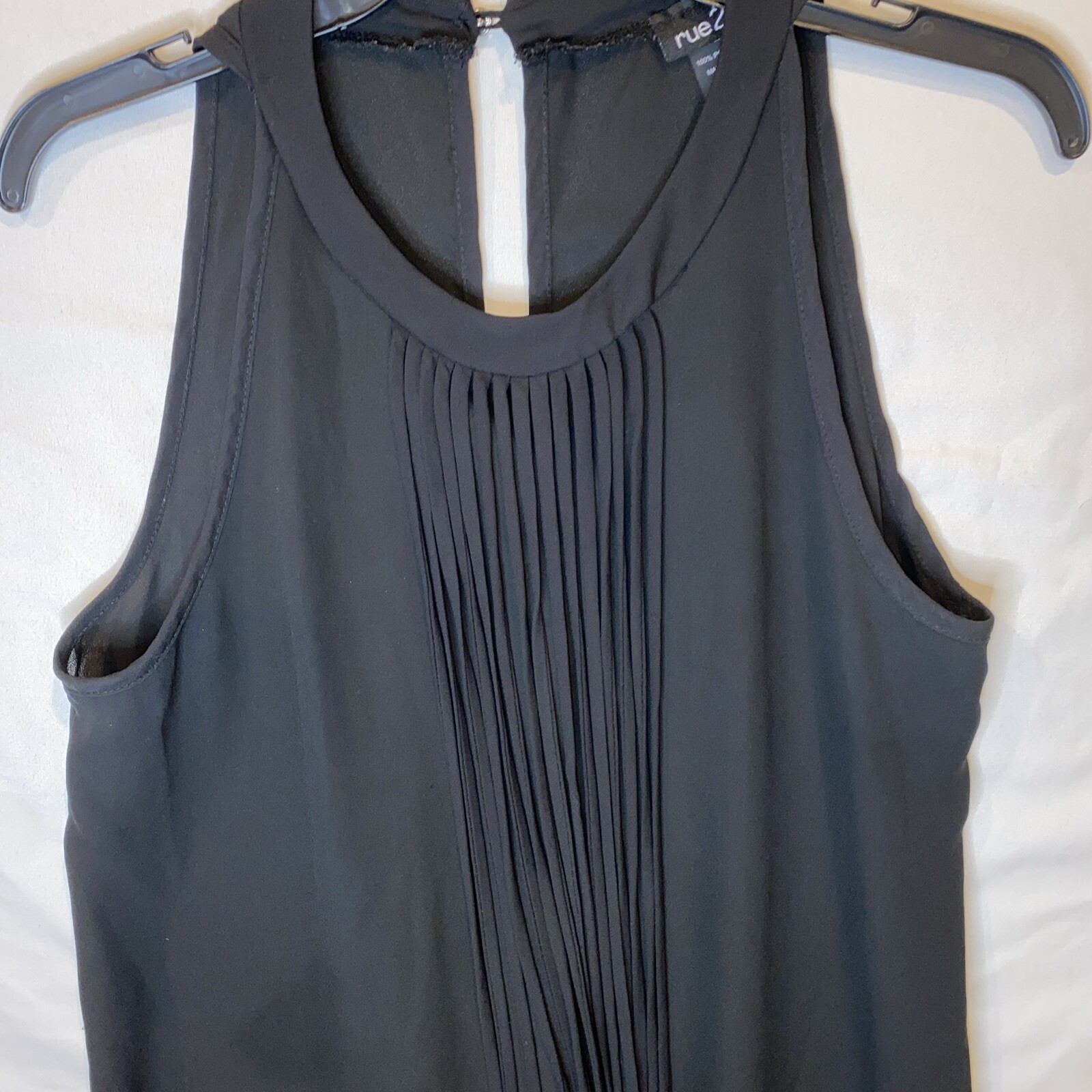 Rue 21 women’s Size Medium Dressy Tank Top Black Black Stings In Front Hanging