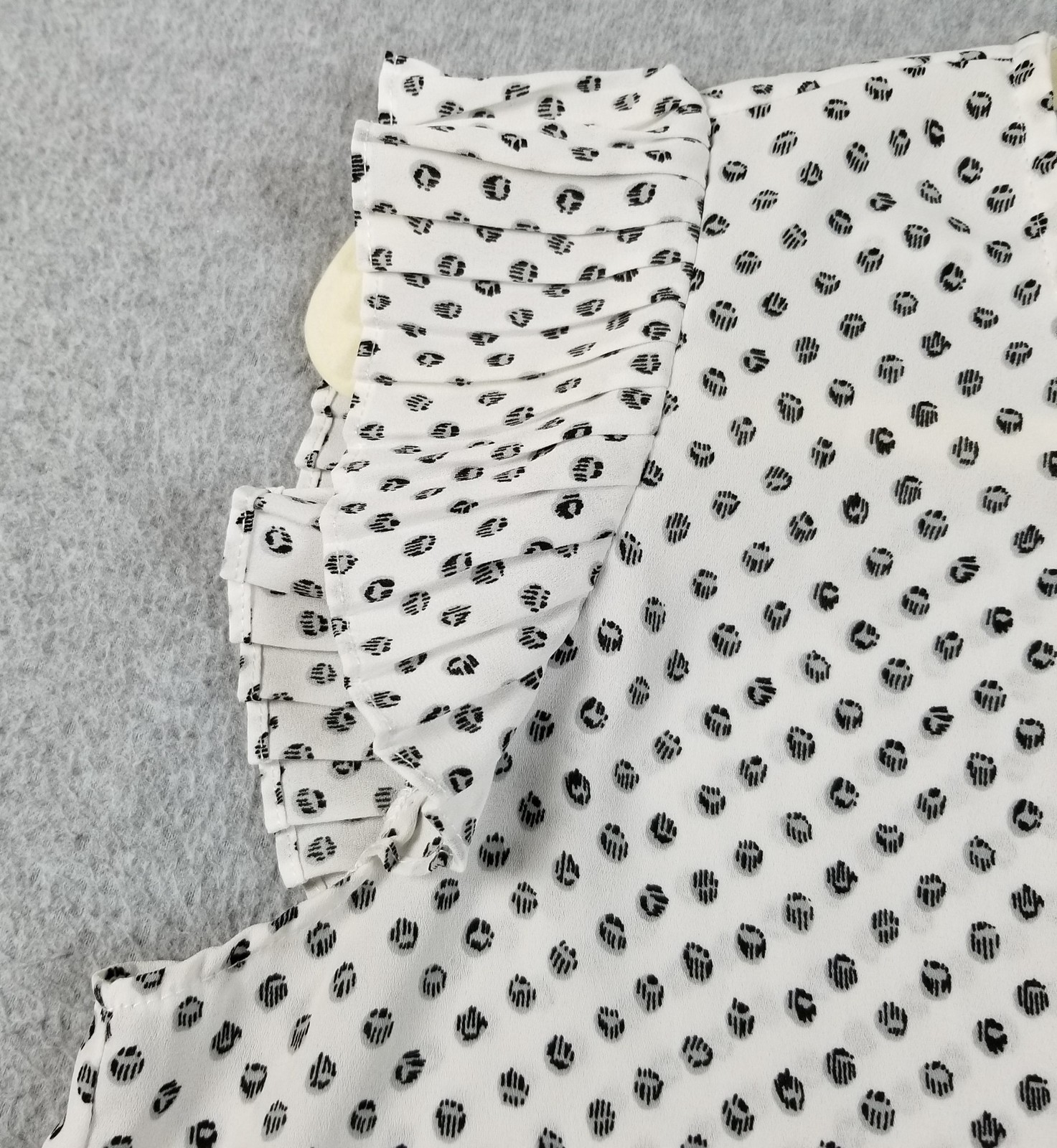 ADRIANNA PAPELL Top Women’s Small White Black Gray Geometric Sheer Short Pleated
