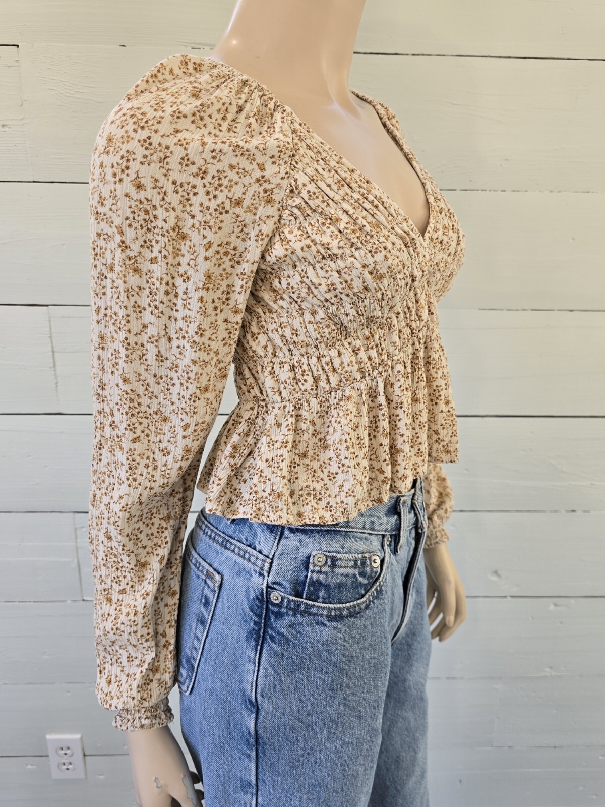 American Eagle Women’s XS Smocked V-Neck Peasant blouse Floral Boho Peplum Top