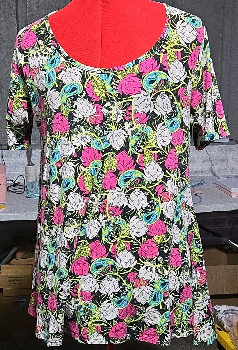 LuLaRoe Multicolor Floral Scoop Neck Short Sleeve Stretch Knit Tee Top L