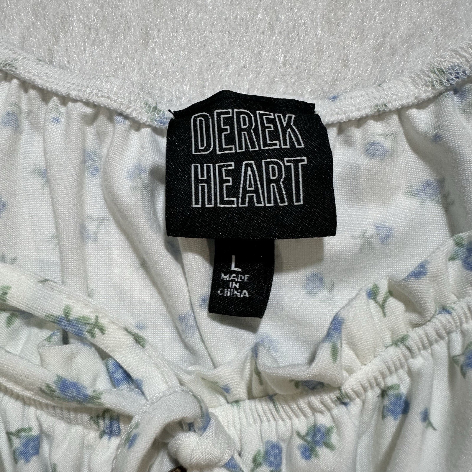 Derek Heart Women’s White Blue Floral Knit Round Neck Puff Sleeve Button Large