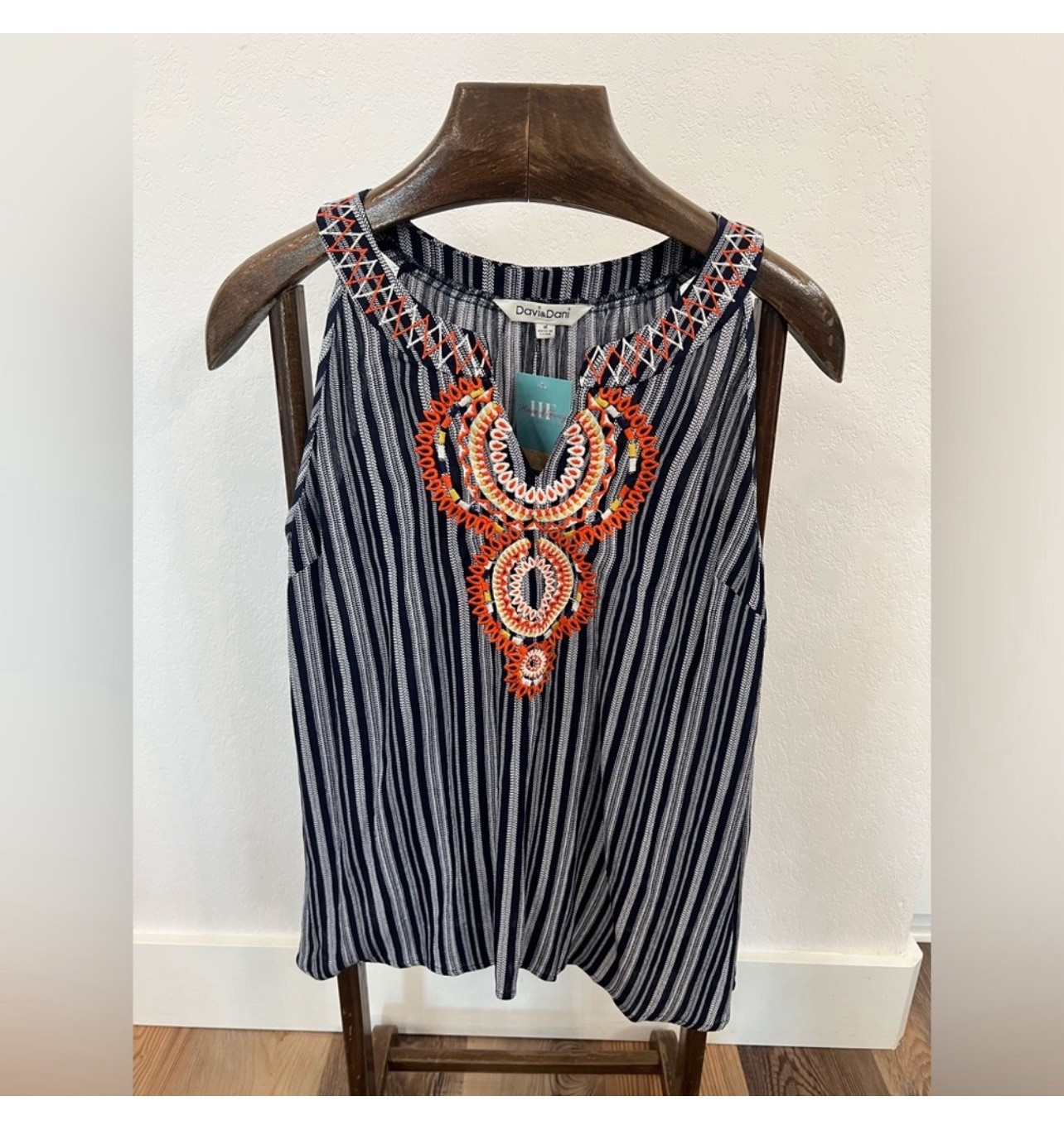 Davi & Dani Embroidered Sleeveless Top Size Medium NWT