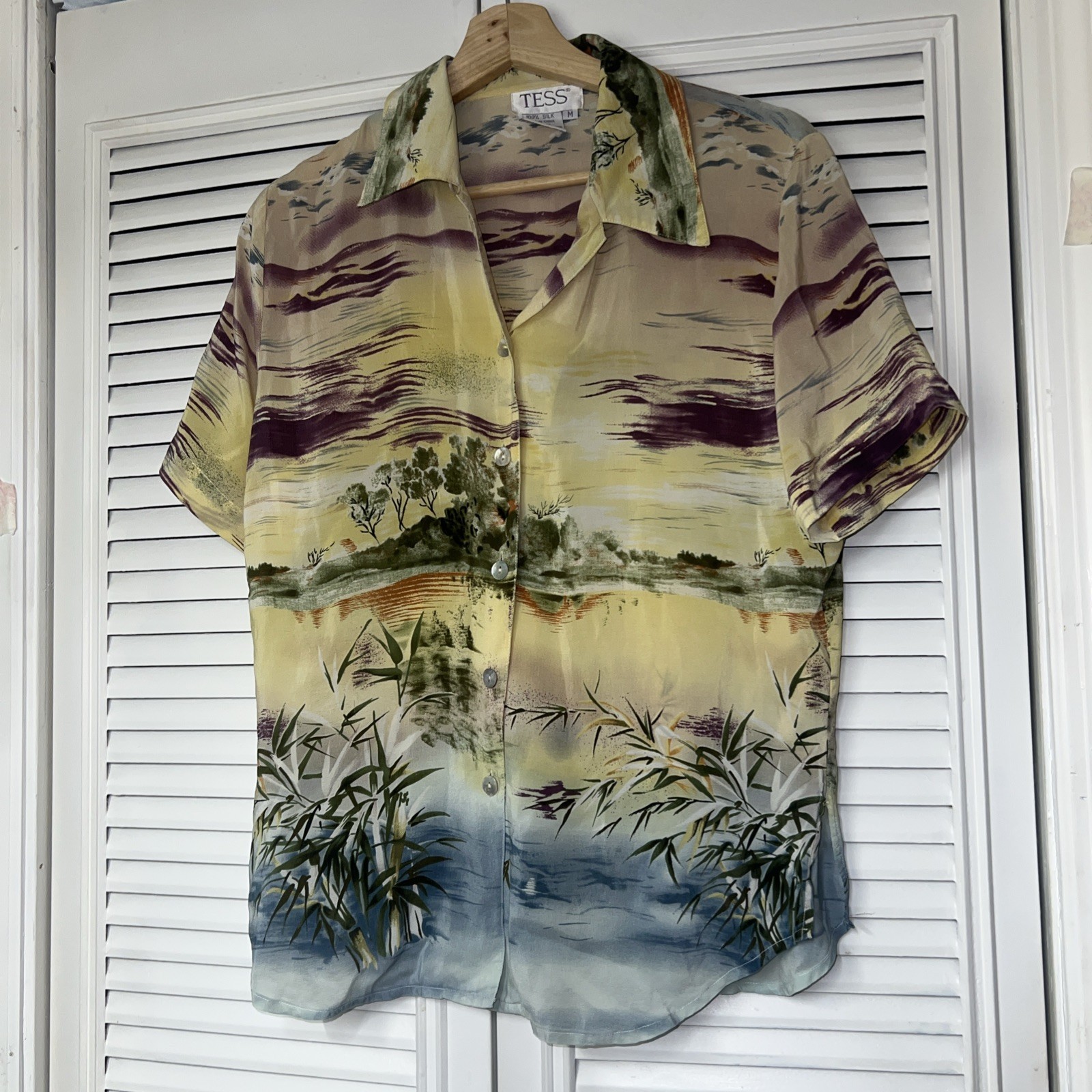 VTG Tess Woman’s Top /blouse Sz M Front Button Nature Print Silk Single Stitch
