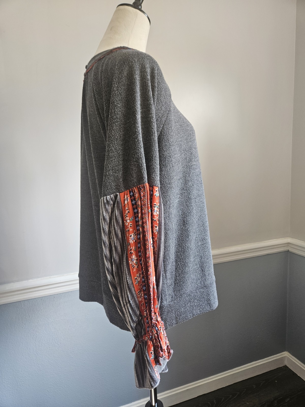 THML Boho Charcoal Gray Knit Top Crushed Velvet Bell Sleeve Floral Trim Size M